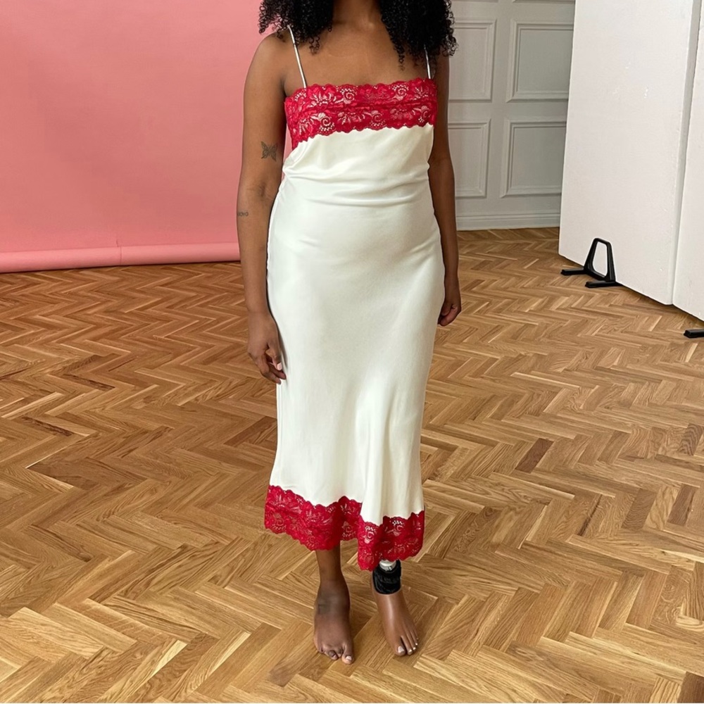 DJERF AVENUE ❤️🕊️ REMAKE Dream Dress Midi Cloud - Red Lace